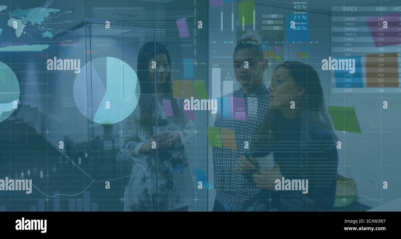 Analisi di un gruppo di tre professionisti che discutono in ufficio, utilizzando una lavagna di pianificazione e appunti adesivi Foto Stock