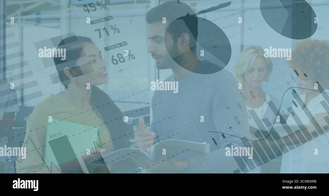 Quattro professionisti che esaminano le sovrapposizioni di dati in un ufficio open space, con raccoglitore e tablet Foto Stock