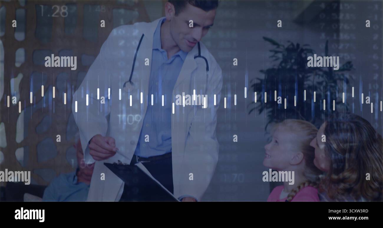 Medico pendente in camice bianco che parla con il bambino nella sala esame, con appunti e stetoscopio Foto Stock