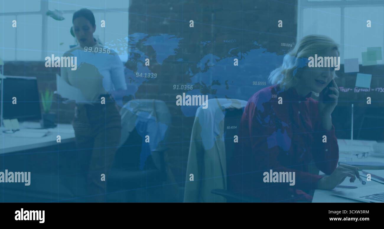 Donna adulta parlante che digita sulla tastiera in un ufficio open space, con smartphone, spazio di copia Foto Stock