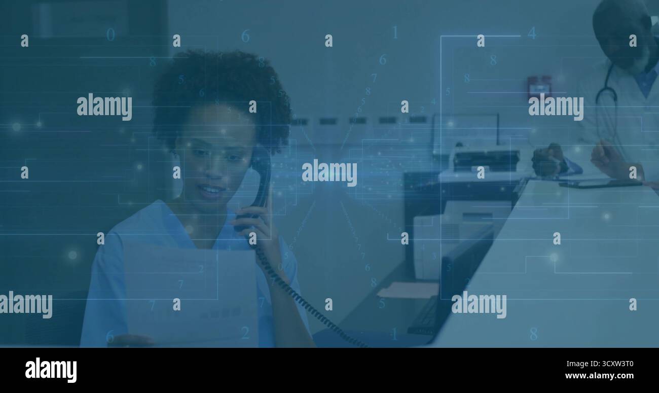 Risposta al foglio di lettura dell'infermiere alla reception con ricevitore telefonico e sovrapposizione digitale, spazio di copia Foto Stock