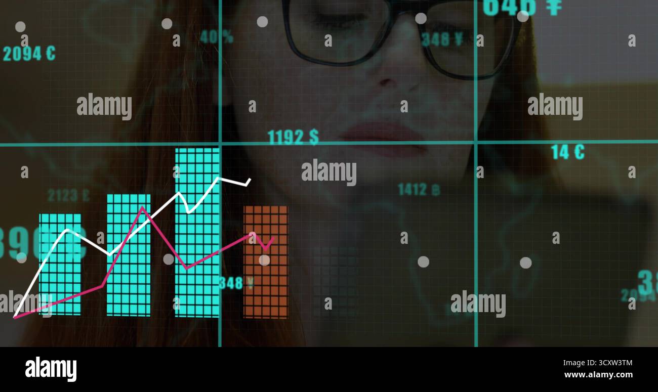 Analisi di una donna che indossa occhiali e la parte superiore scura che tiene lo smartphone alla scrivania dell'ufficio, con sovrapposizioni cartografiche Foto Stock