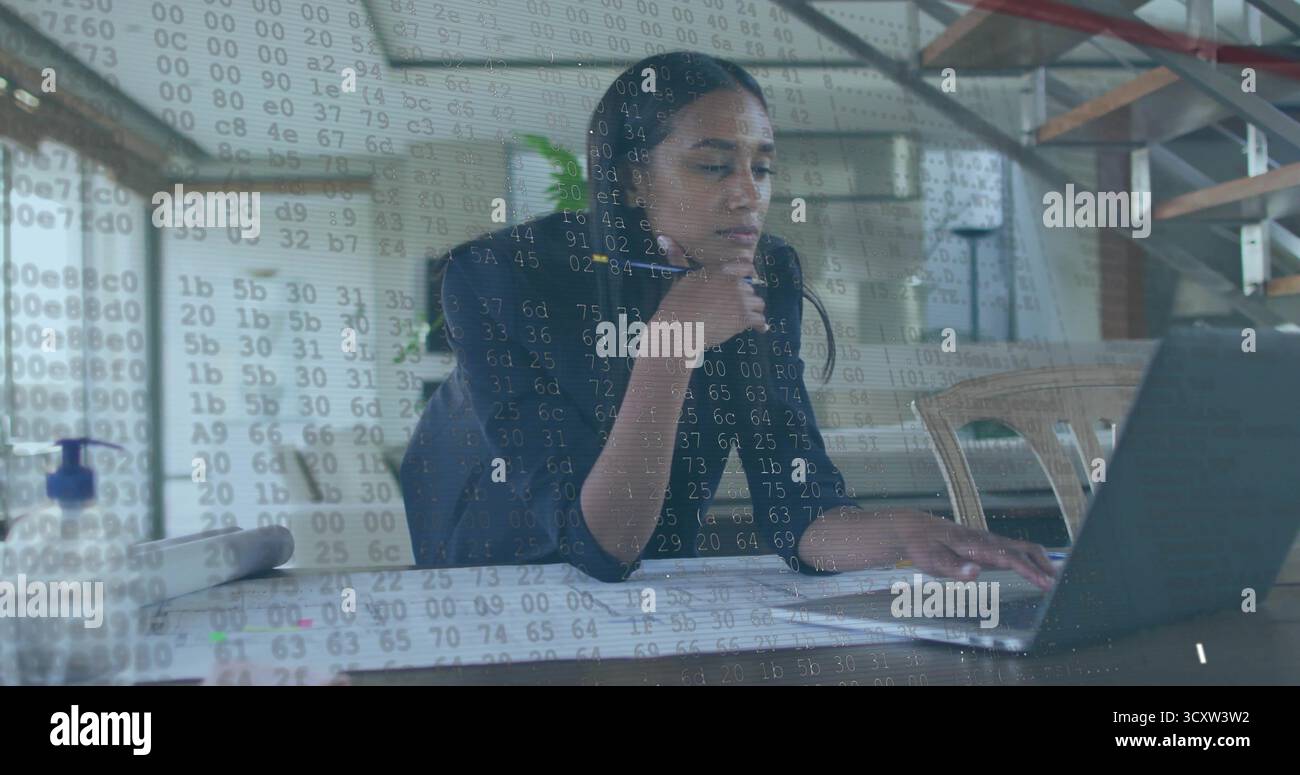 Analisi della sovrapposizione di codice, tecnico del software che indossa un blazer in ufficio domestico con documenti laptop e penna Foto Stock