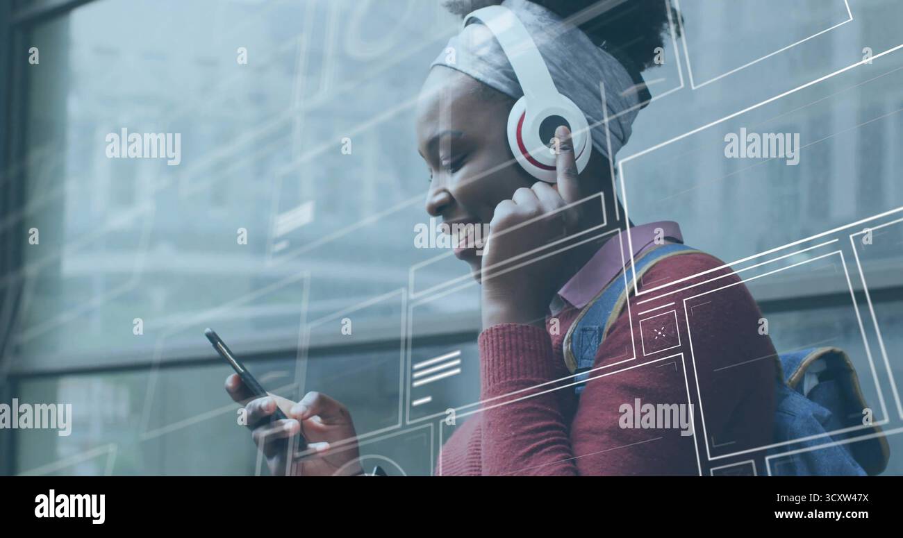 Gli studenti indossano cuffie e zaino utilizzando lo smartphone accanto alla copertura della facciata in vetro e lo spazio per le copie Foto Stock
