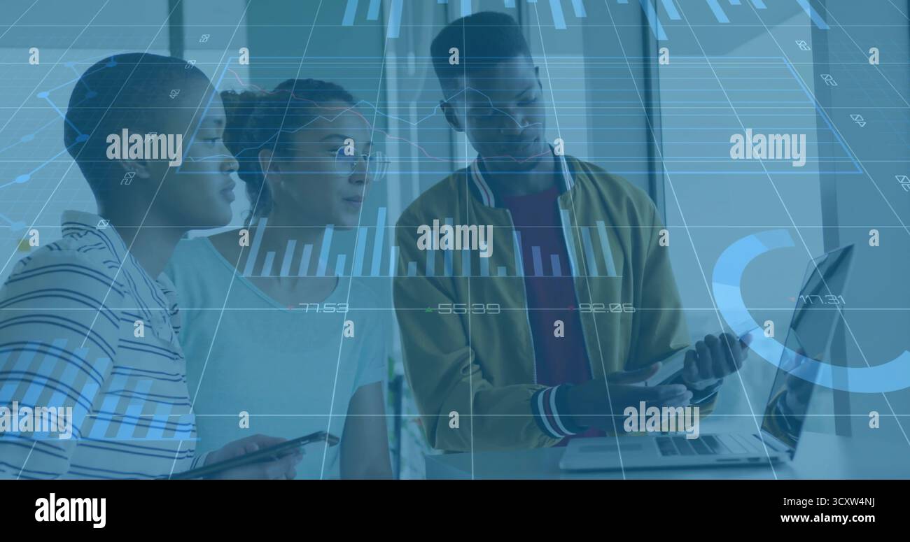Tre colleghi che esaminano i grafici utilizzando notebook, tablet e smartphone in ufficio, sovrapposizioni mobili Foto Stock