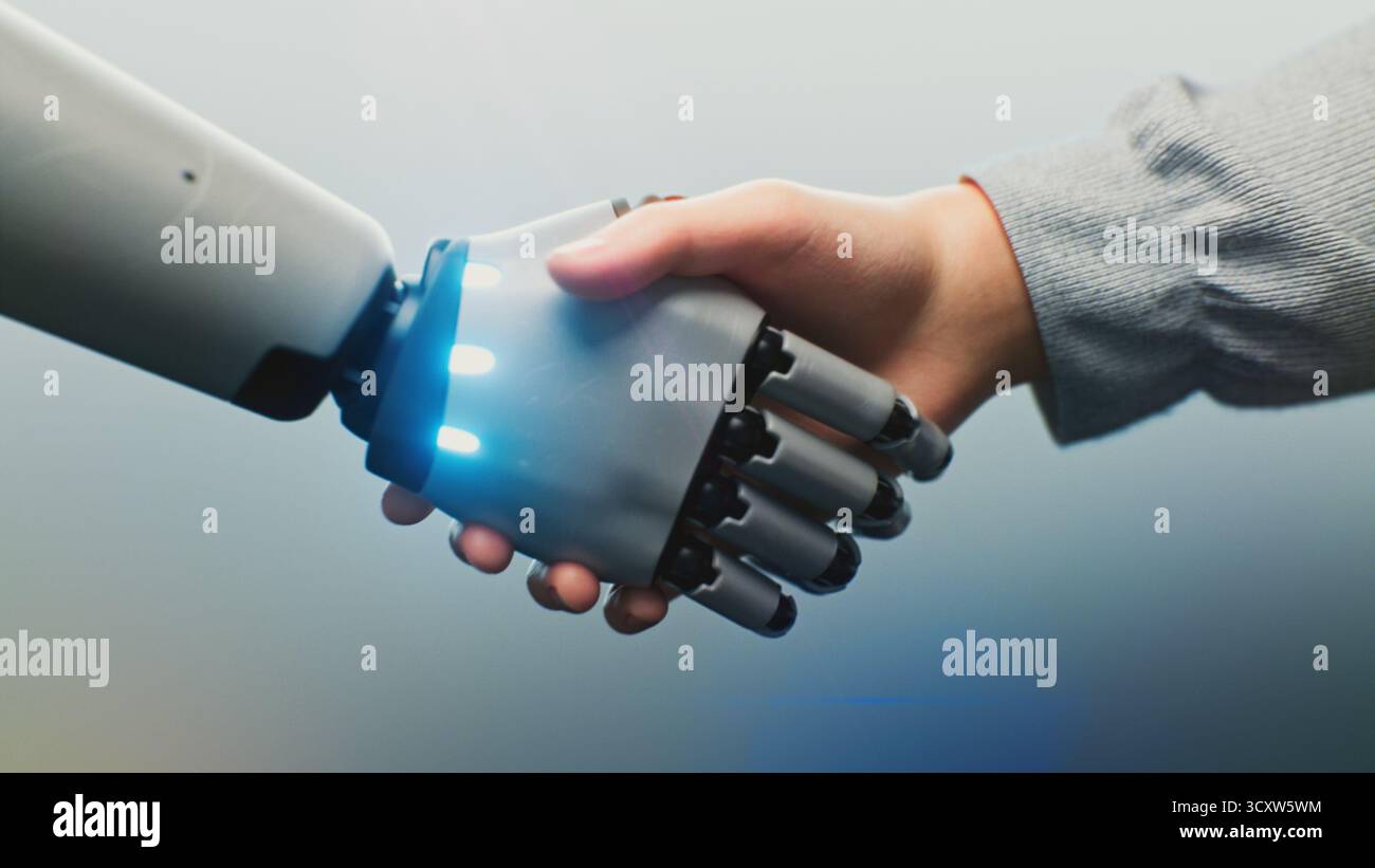 Primo piano dell'agitazione manuale umana e robotica, illuminata dalla luce digitale. Handshake umano e robot che simboleggia la collaborazione ai. Concetto di connessione tra le persone e l'intelligenza artificiale nella tecnologia del futuro. Foto Stock