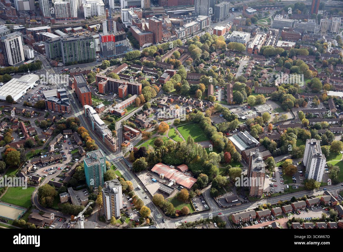 Vista aerea della Friars Primary School e del Blackfriars Park, oltre all'area circostante lungo il fiume Irwell, Salford, Manchester Foto Stock