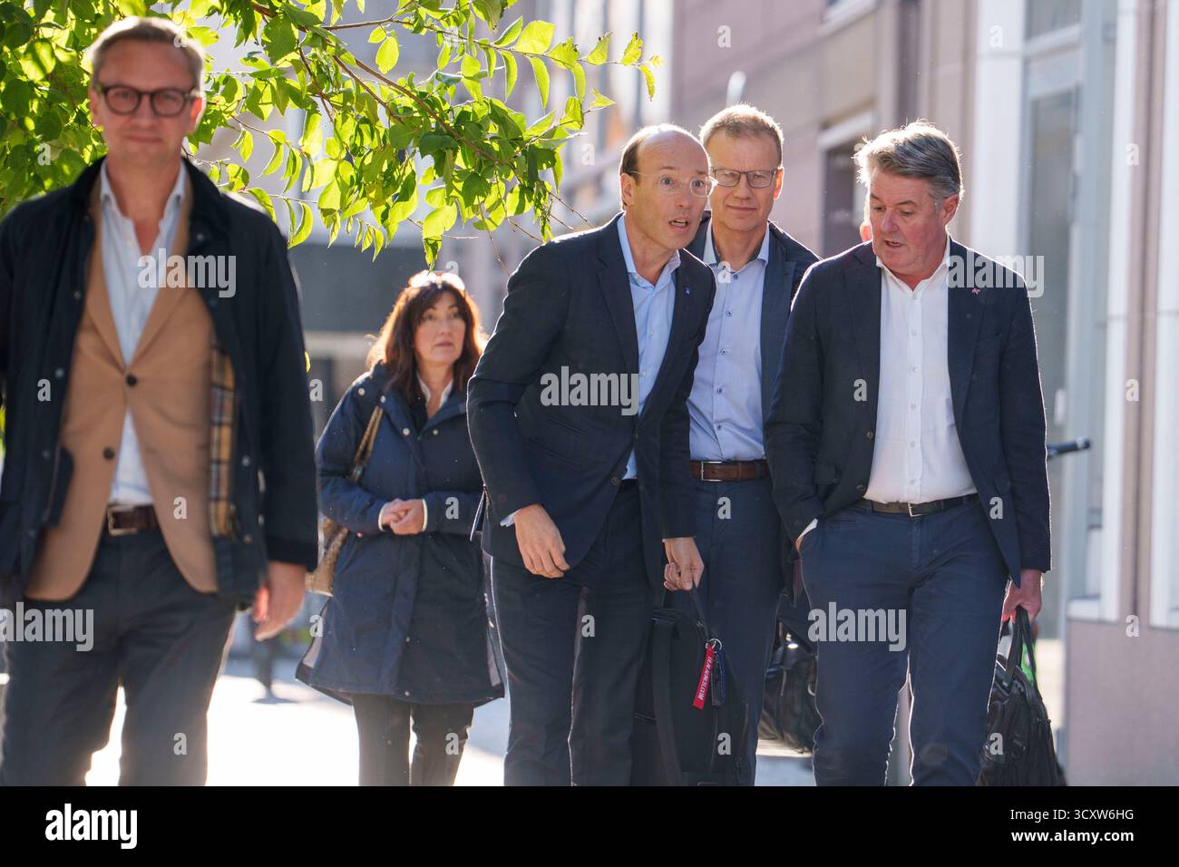 Oslo 20251015. Il CEO della SAS Anko van der Werff e il CEO norvegese Geir Karlsen prima della riunione con il ministro dei trasporti di mercoledì. L'incontro affronterà ciò che le compagnie aeree ritengono un livello di tariffe sempre più elevato in Norvegia. Essi esprimono preoccupazione per il fatto che la Norvegia si stia ritirando dal mercato e affermano che si sta espandendo più in Spagna che in Norvegia. Foto: Javad Parsa / NTB questo testo è tradotto automaticamente Foto Stock