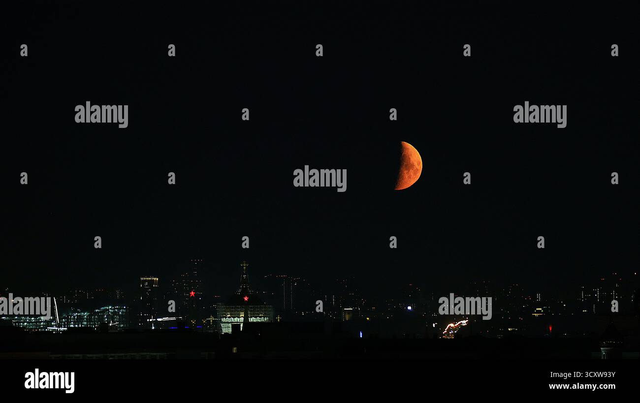 Vista delle luci della città di Mosca sulla grande mezzaluna gialla Foto Stock
