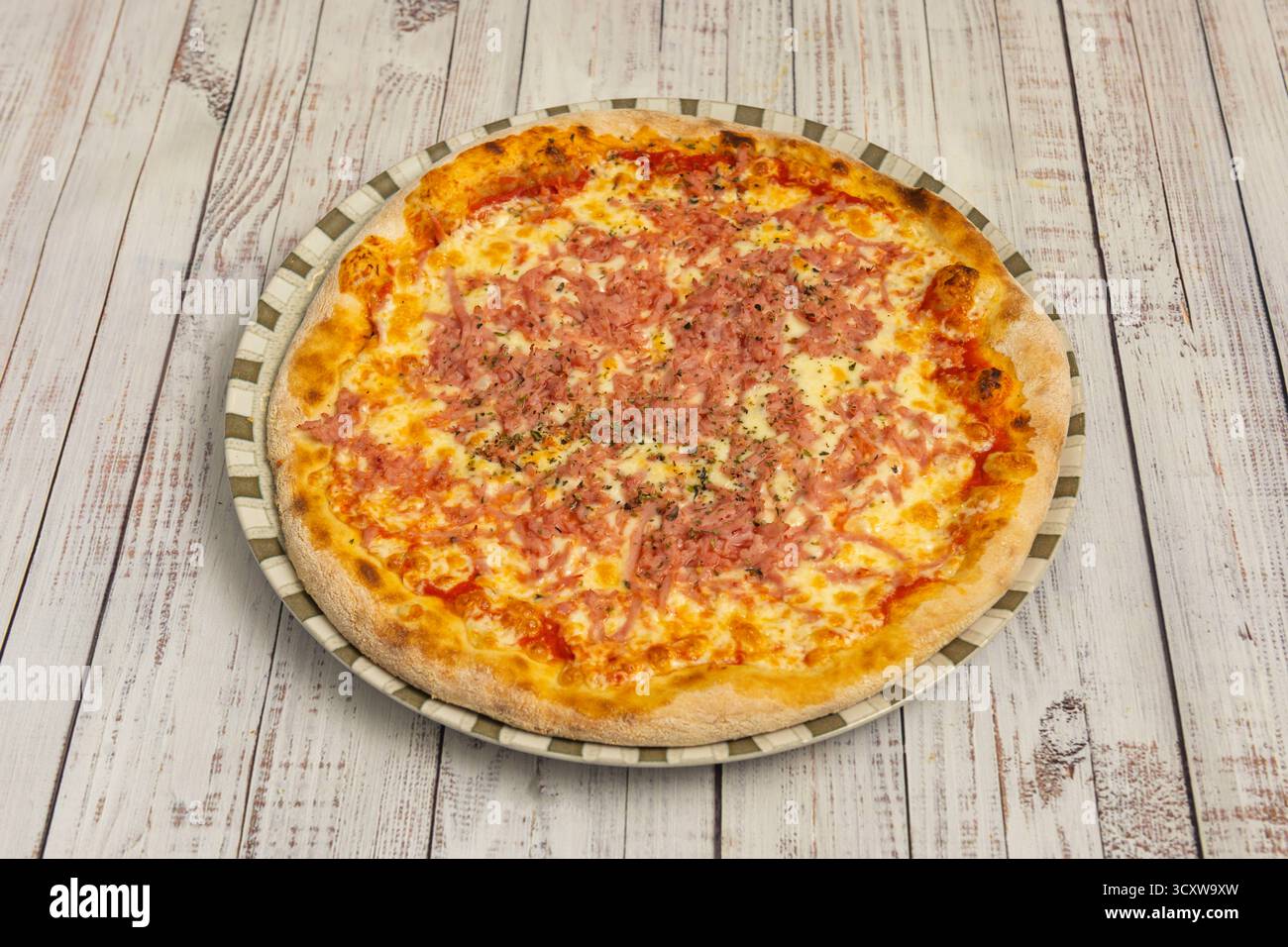 Pizza di manzo con carne brasata, cipolle croccanti, funghi portobello e salsa demi-glace Foto Stock