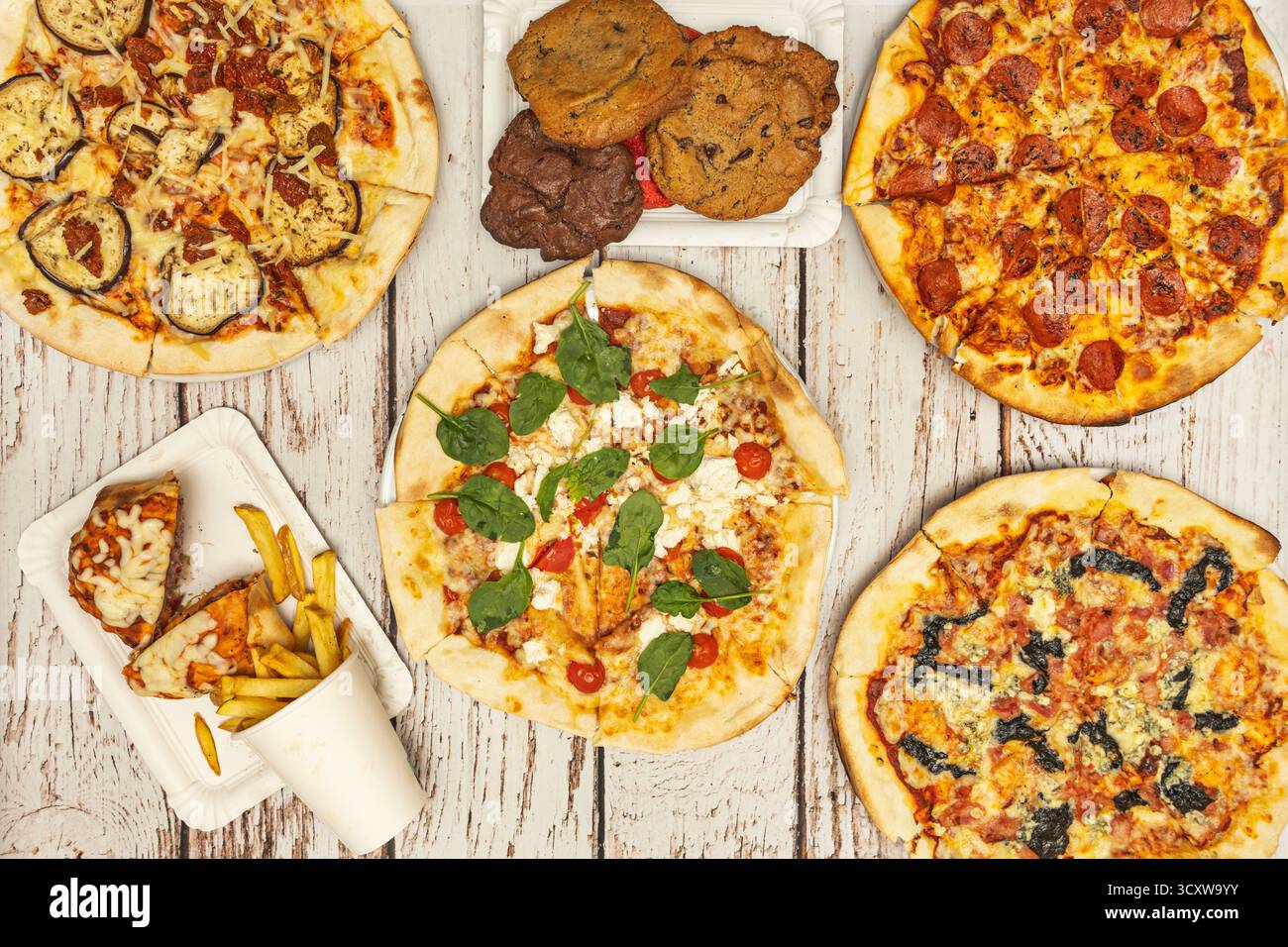 Pizza al carciofo con cuori di carciofi, limone candito, capperi e prezzemolo italiano fresco Foto Stock