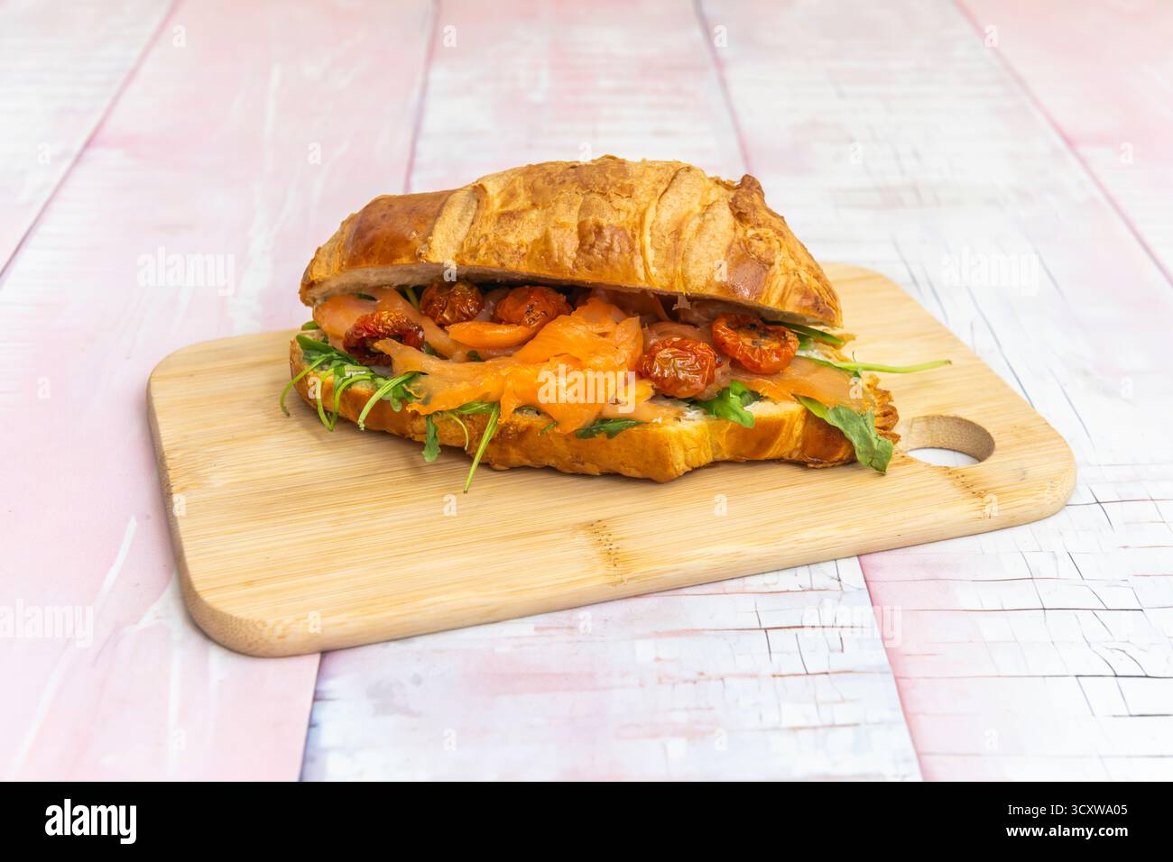 Sandwich al salmone affumicato con formaggio spalmabile, aneto fresco e capperi su pane bianco non tostato Foto Stock