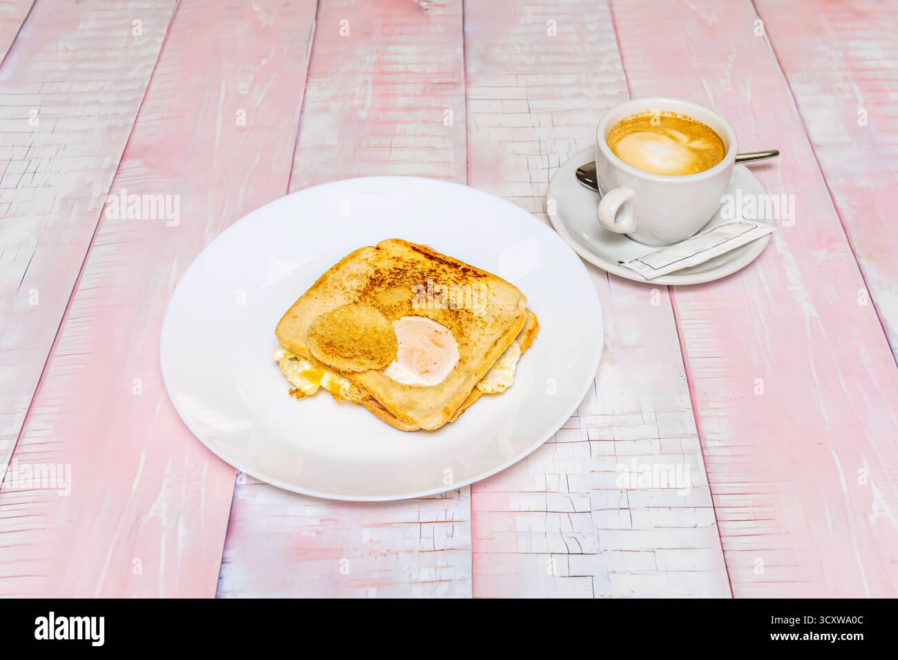 Sandwich di tacchino affumicato con formaggio Brie, marmellata di mirtilli e lattuga su pane integrale Foto Stock