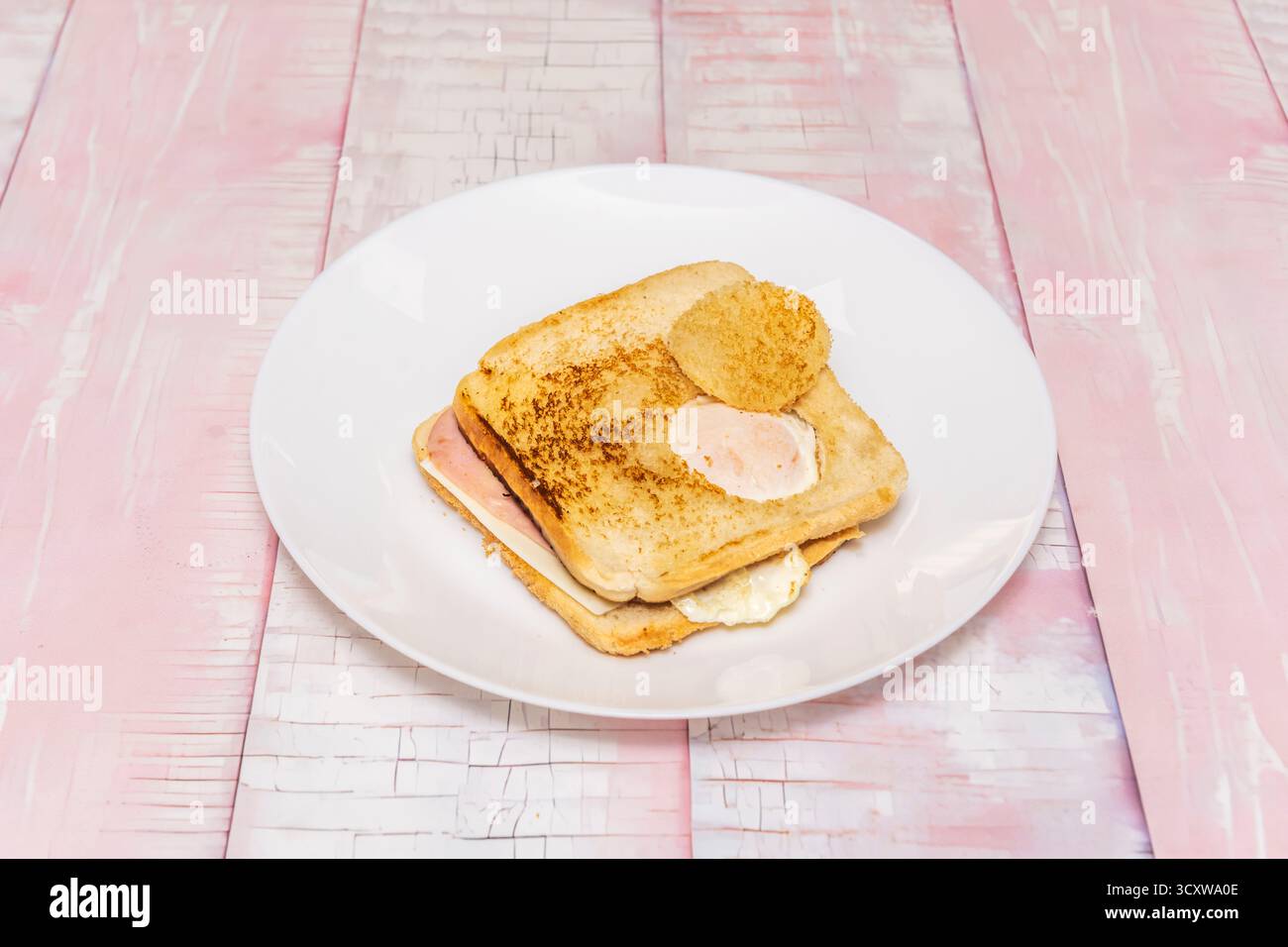Classico sandwich al cetriolo con ​​cucumber a fette sottili, burro e menta fresca su pane bianco Foto Stock