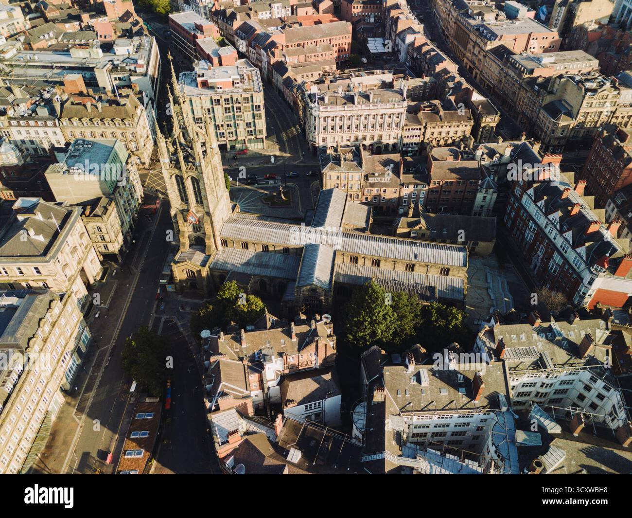 Newcastle Inghilterra: 17 agosto 2025: La cattedrale di Newcastle St Nicholas vista dall'alto cattura l'architettura e il paesaggio della città all'alba Foto Stock