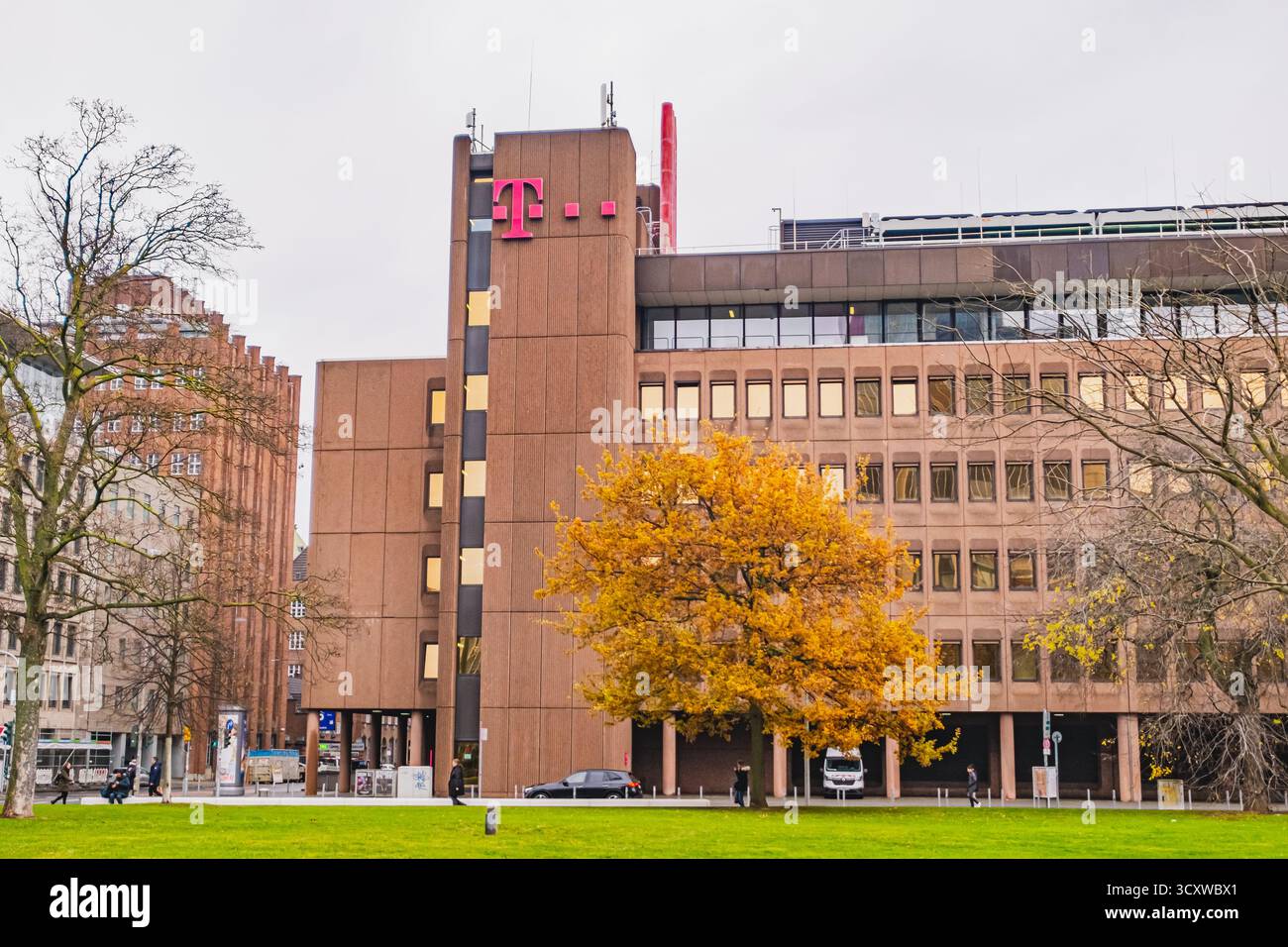 Logo T-Mobile nella parte superiore di un edificio per uffici Foto Stock