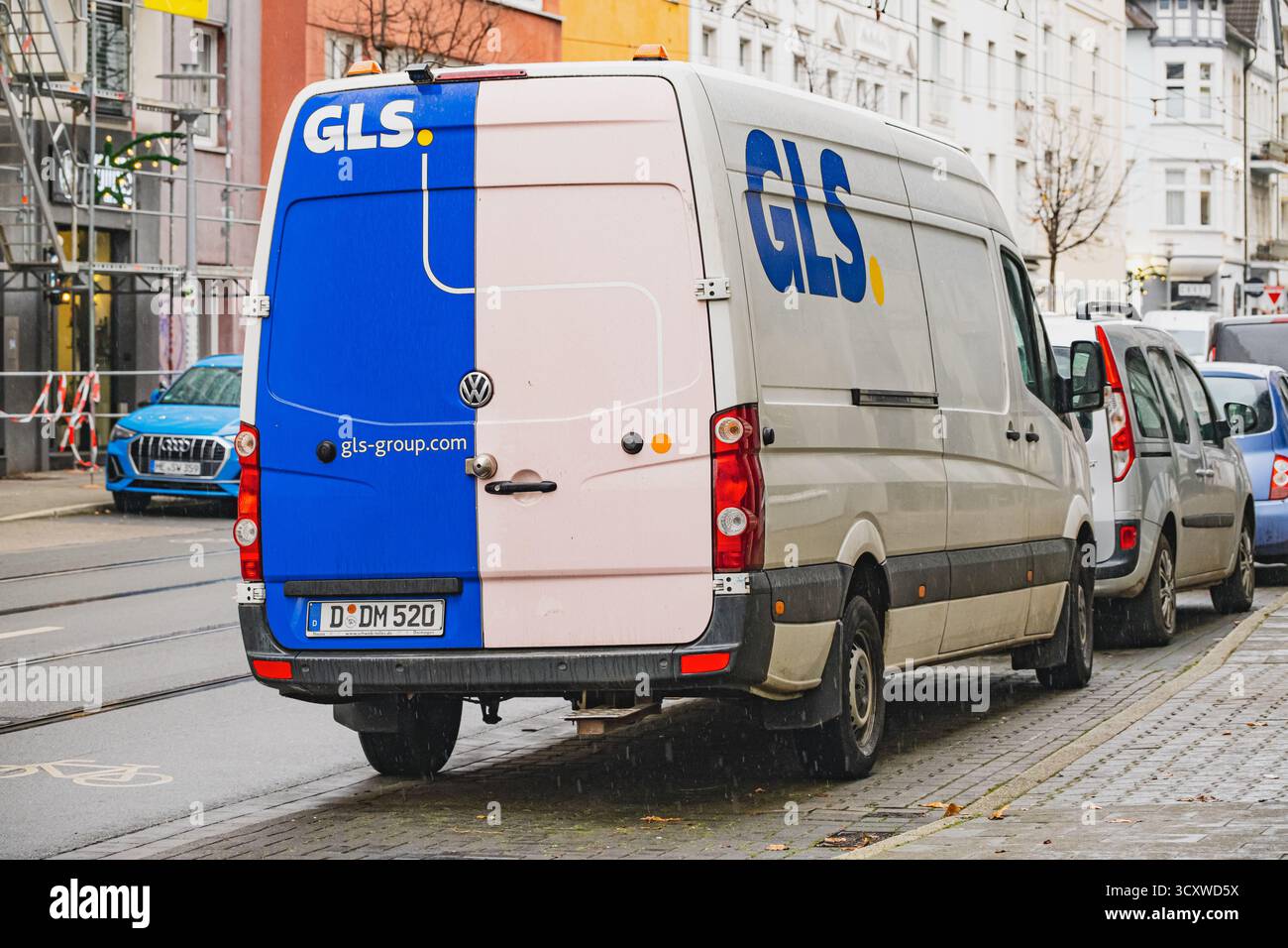 Logo del fornitore di servizi di spedizione GLS sul furgone di consegna del marchio Foto Stock