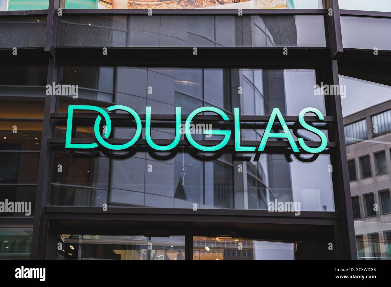 Marchio Douglas di profumeria e cosmetica all'esterno di un moderno centro commerciale Foto Stock