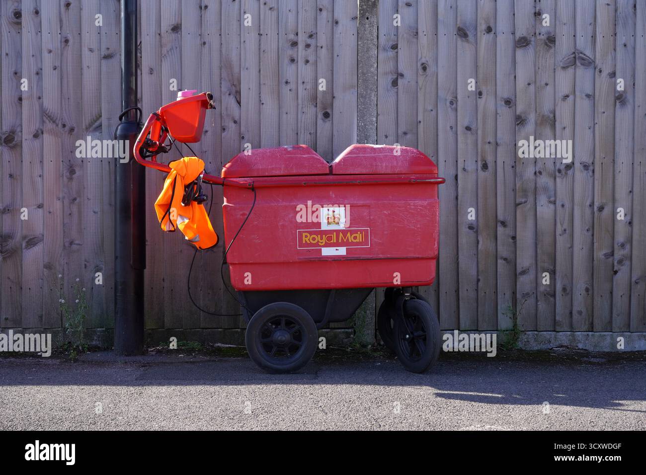 Corriere postale Royal mail sulla strada residenziale di Southampton, Inghilterra, 9 ottobre 2025 Foto Stock