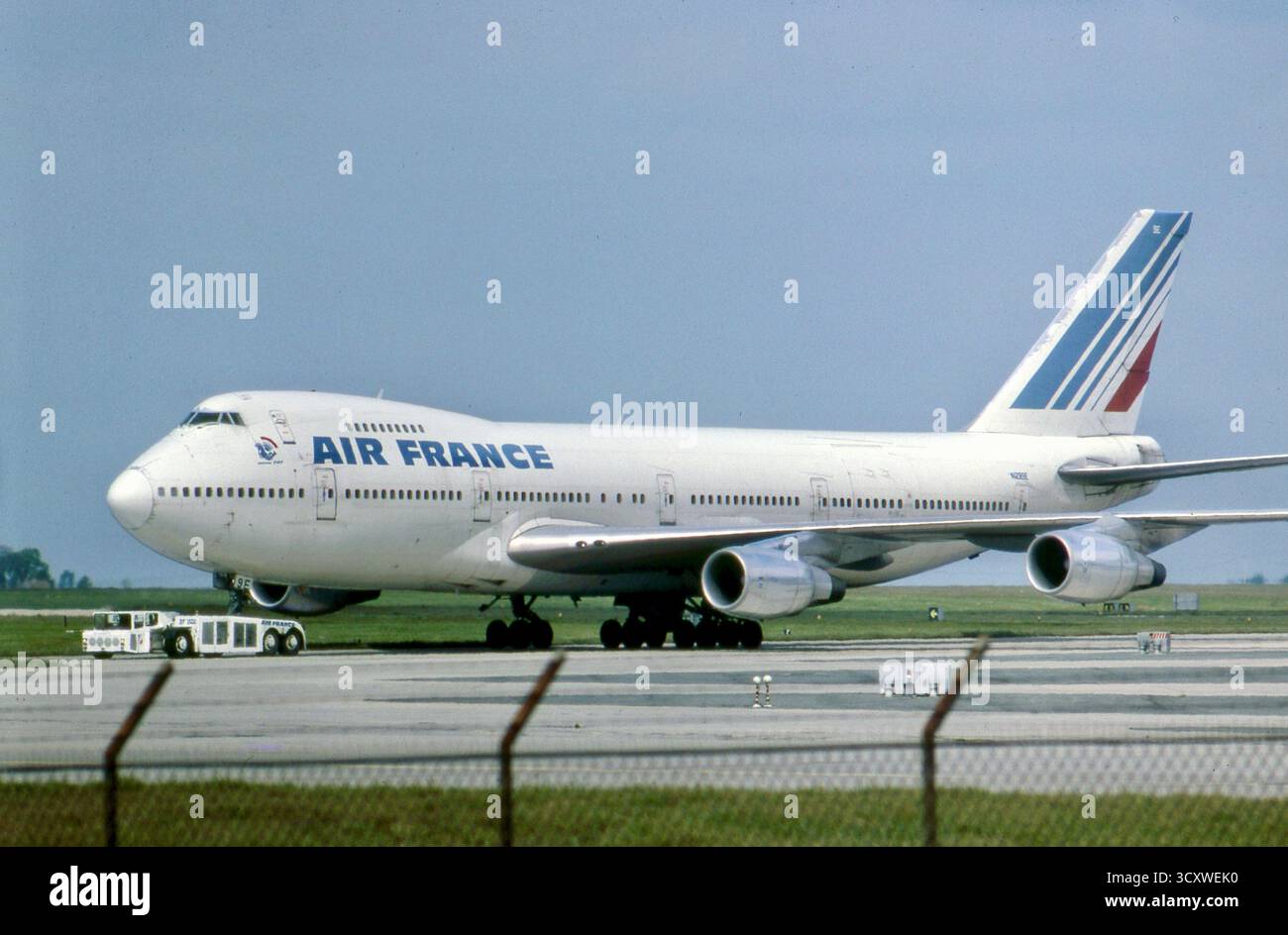 N1289E Air France Boeing 747-228B SCD sotto traino a Parigi CDG Foto Stock
