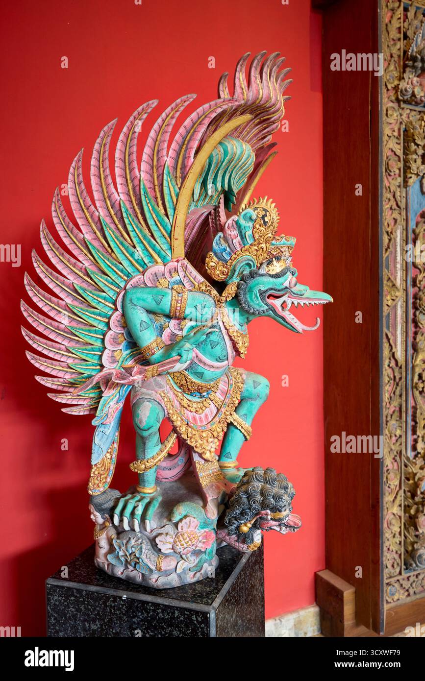 Statua di garuda, una creatura divina simile a un'aquila, intagliata e colorata, esposta nel Neka Art Museum. Ubud, Gianyar, Bali, Indonesia. Foto Stock