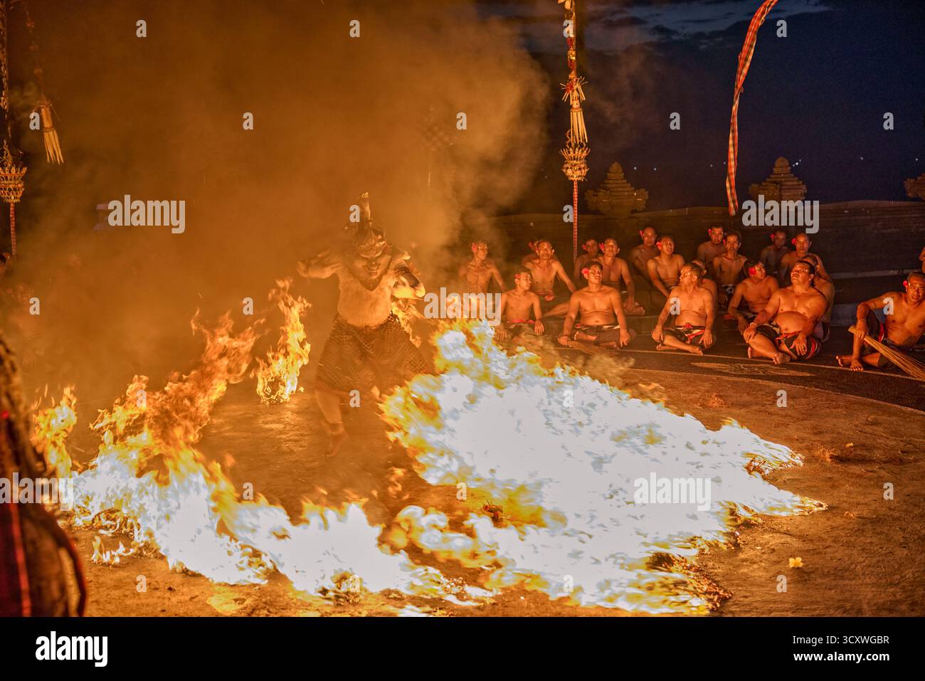 Spettacolo di danza Kecak con fuoco dal vivo sul palco al Tempio di Uluwatu. Pecatu, South Kuta, Badung, Bali, Indonesia. Foto Stock