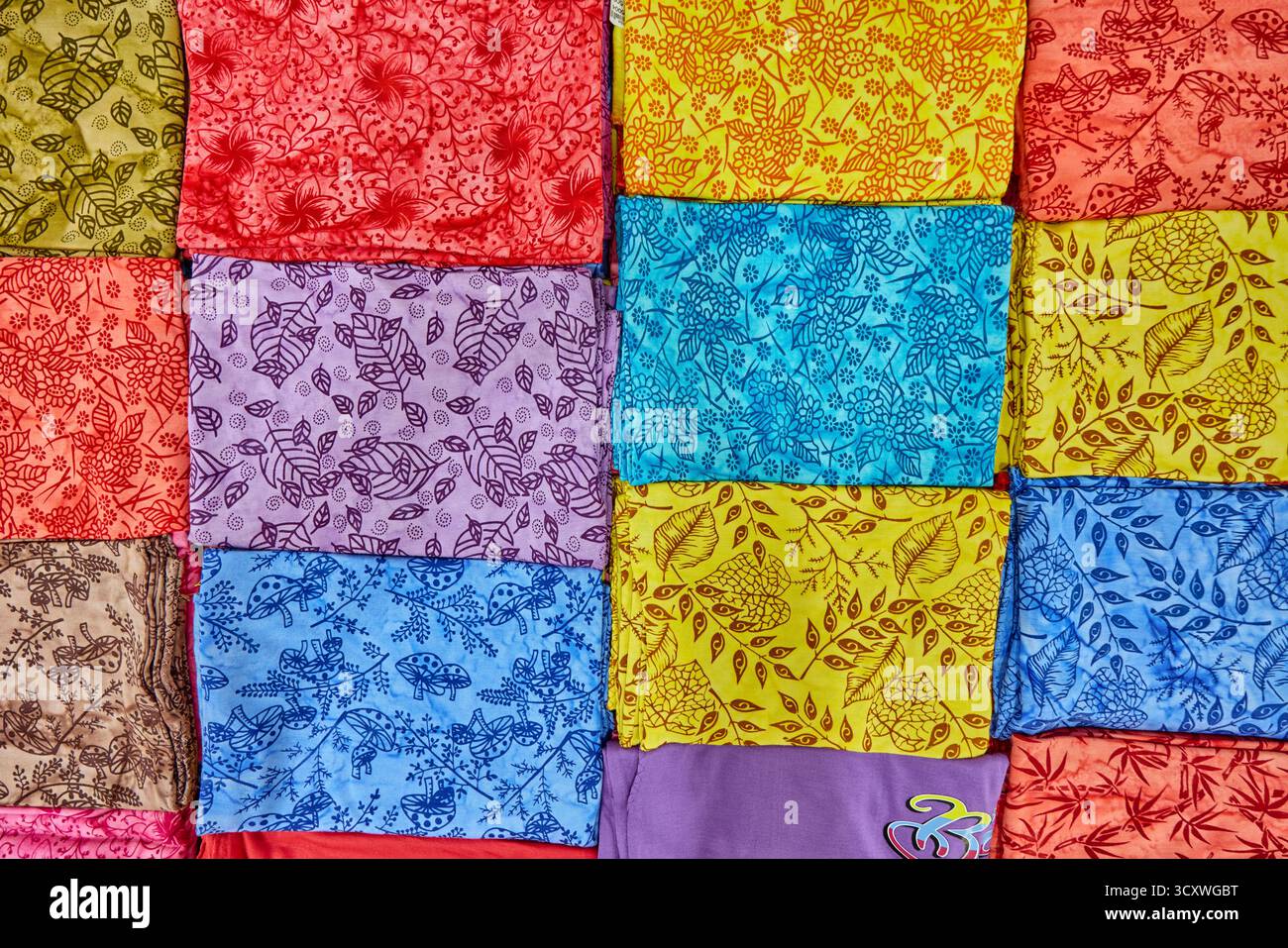 Ampia scelta di capi in tessuto di bambù piegati e esposti in un negozio di articoli da regalo. Kuta, Bali, Indonesia. Foto Stock