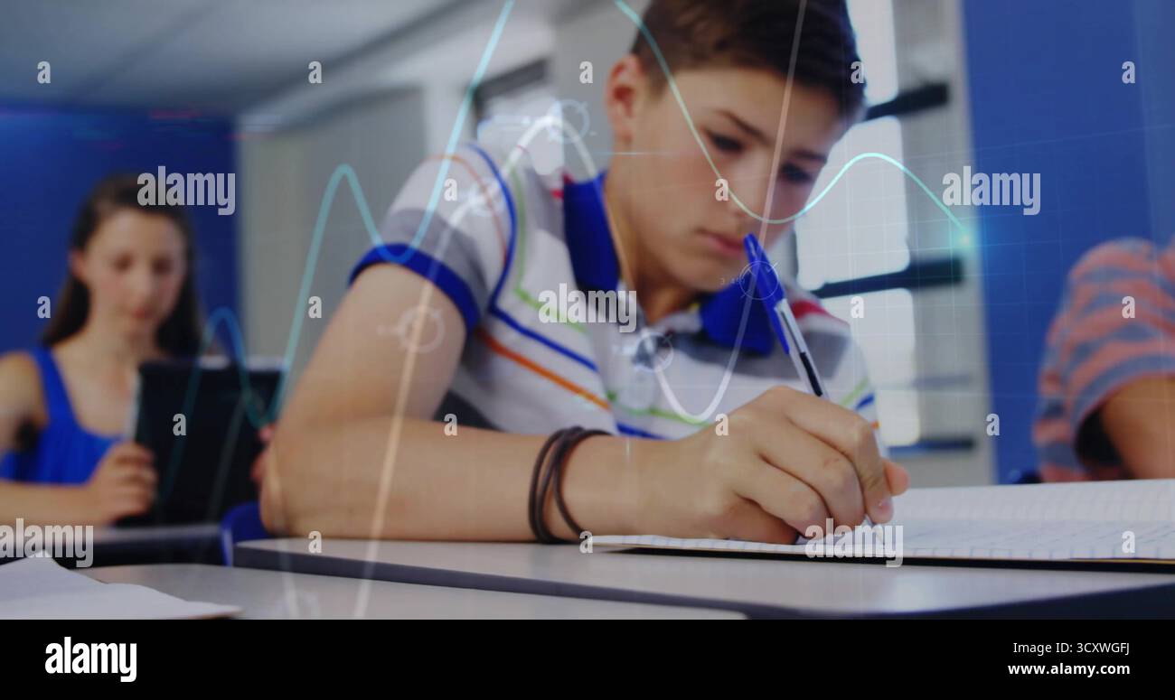 Studente di scrittura con polo a righe focalizzato sul notebook a scuola, con tavolette con pennarello e sedie Foto Stock