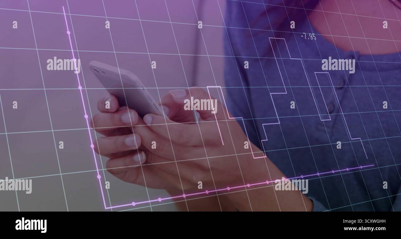 Donna d'affari che indossa una camicia in denim che regge lo smartphone in ufficio, con griglia digitale e sovrapposizione cartografica Foto Stock