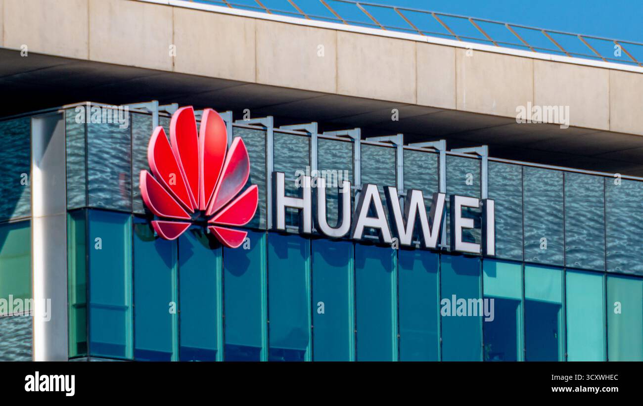 Firma e logo sulla sede francese di Huawei Technologies, una multinazionale cinese specializzata in tecnologia dell'informazione e telecomunicazioni Foto Stock