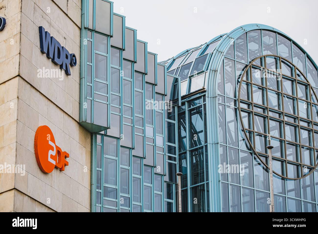 L'emittente televisiva tedesca ZDF e il logo WDR dell'istituto di radiodiffusione pubblica su un edificio per uffici Foto Stock