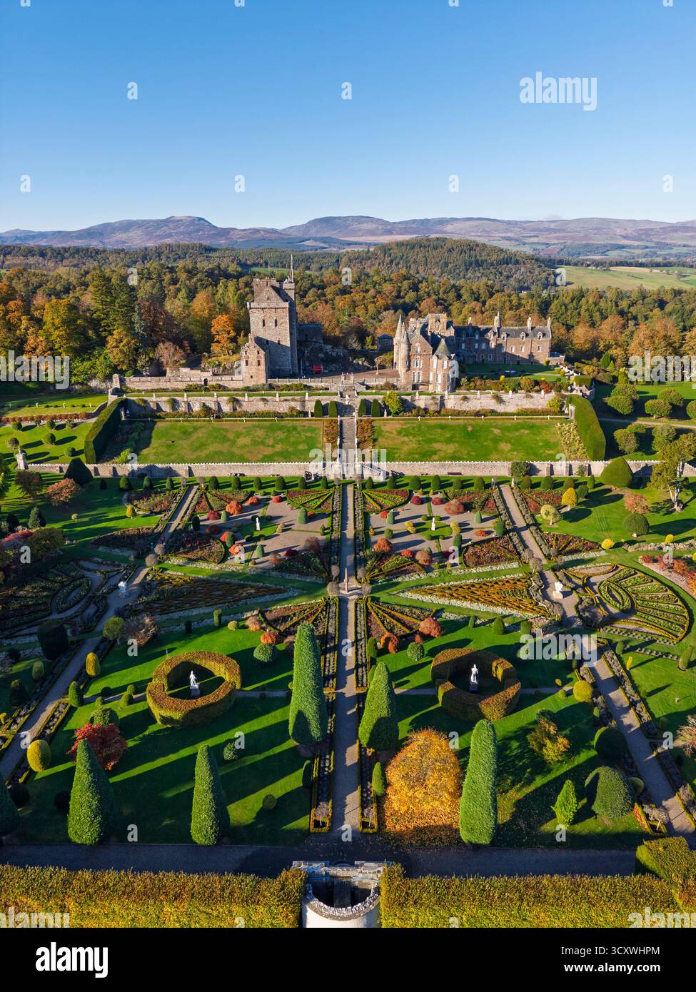 Vista aerea dal drone dei Drummond Castle Gardens nei colori autunnali, Crieff, Perthshire, Scozia, Regno Unito Foto Stock