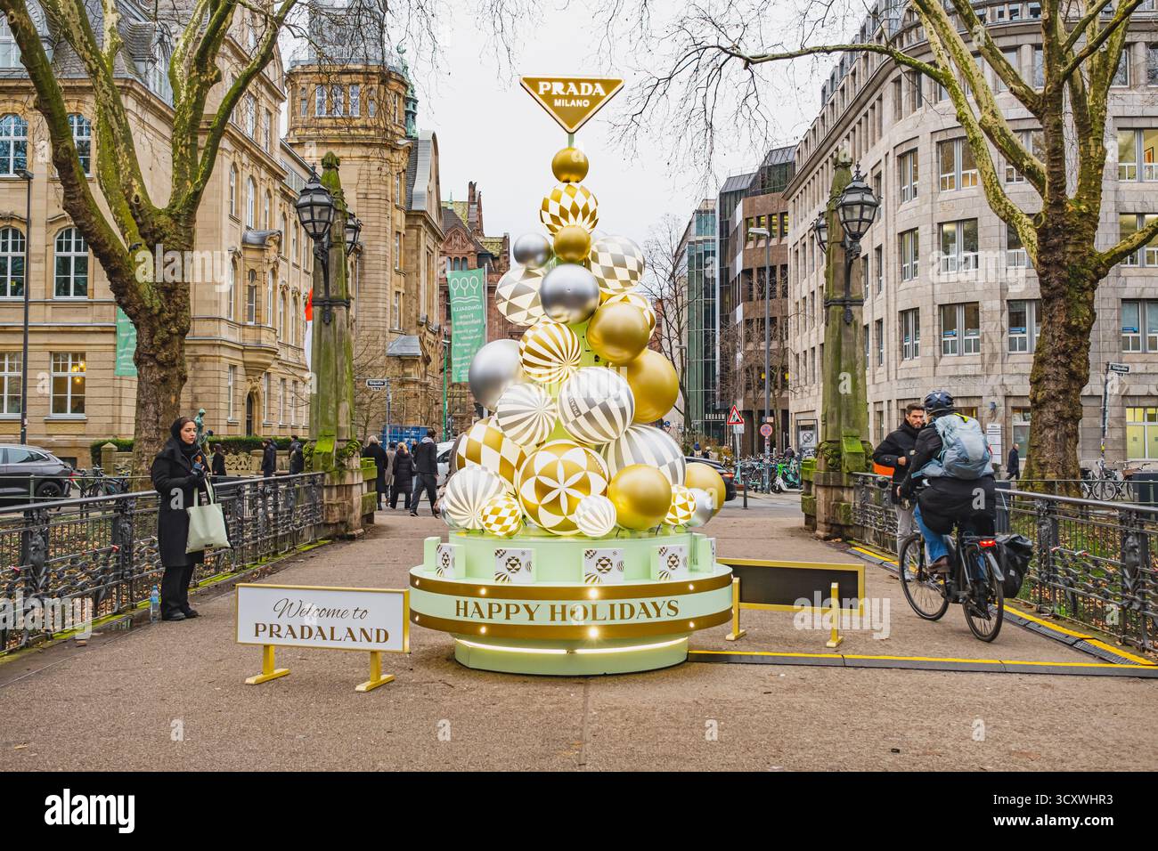 Albero di Natale Prada realizzato con ornamenti in oro e argento evento promozionale in strada Foto Stock