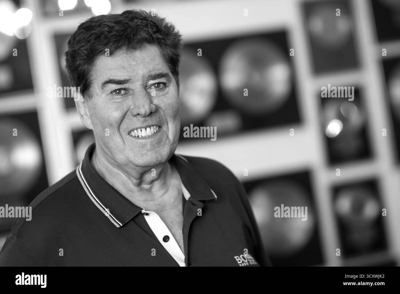 Berlino, Germania. 24 agosto 2020. Jack White, produttore musicale, si trova nel suo appartamento con numerosi dischi d'oro appesi al muro. (A dpa: 'Il produttore musicale Jack White è morto') crediti: Bernd von Jutrczenka/dpa/Alamy Live News Foto Stock