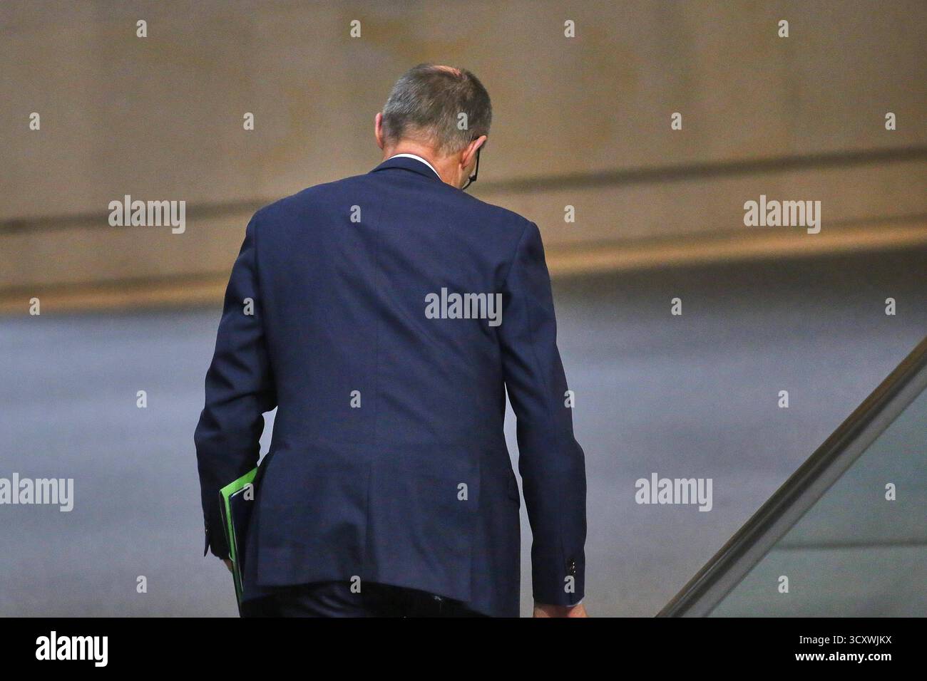 Berlin, Deutschland, 16.10.2025: Deutscher Bundestag: 34. Bundestagssitzung: Bundeskanzler Friedrich Merz CDU geht raus *** Berlino, Germania, 16 10 2025 Bundestag tedesco 34 sessione Bundestag il cancelliere federale Friedrich Merz CDU esce Copyright: XdtsxNachrichtenagenturx dts 88386 Foto Stock