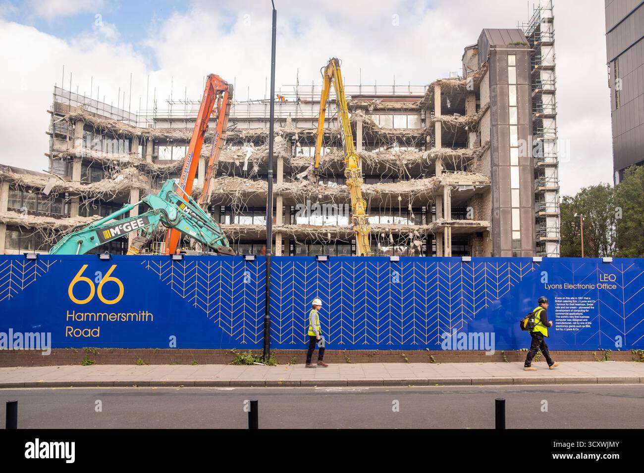 LONDRA - 15 SETTEMBRE 2025: 66 Hammersmith Road, un importante sito di costruzione e riqualificazione a Londra Foto Stock