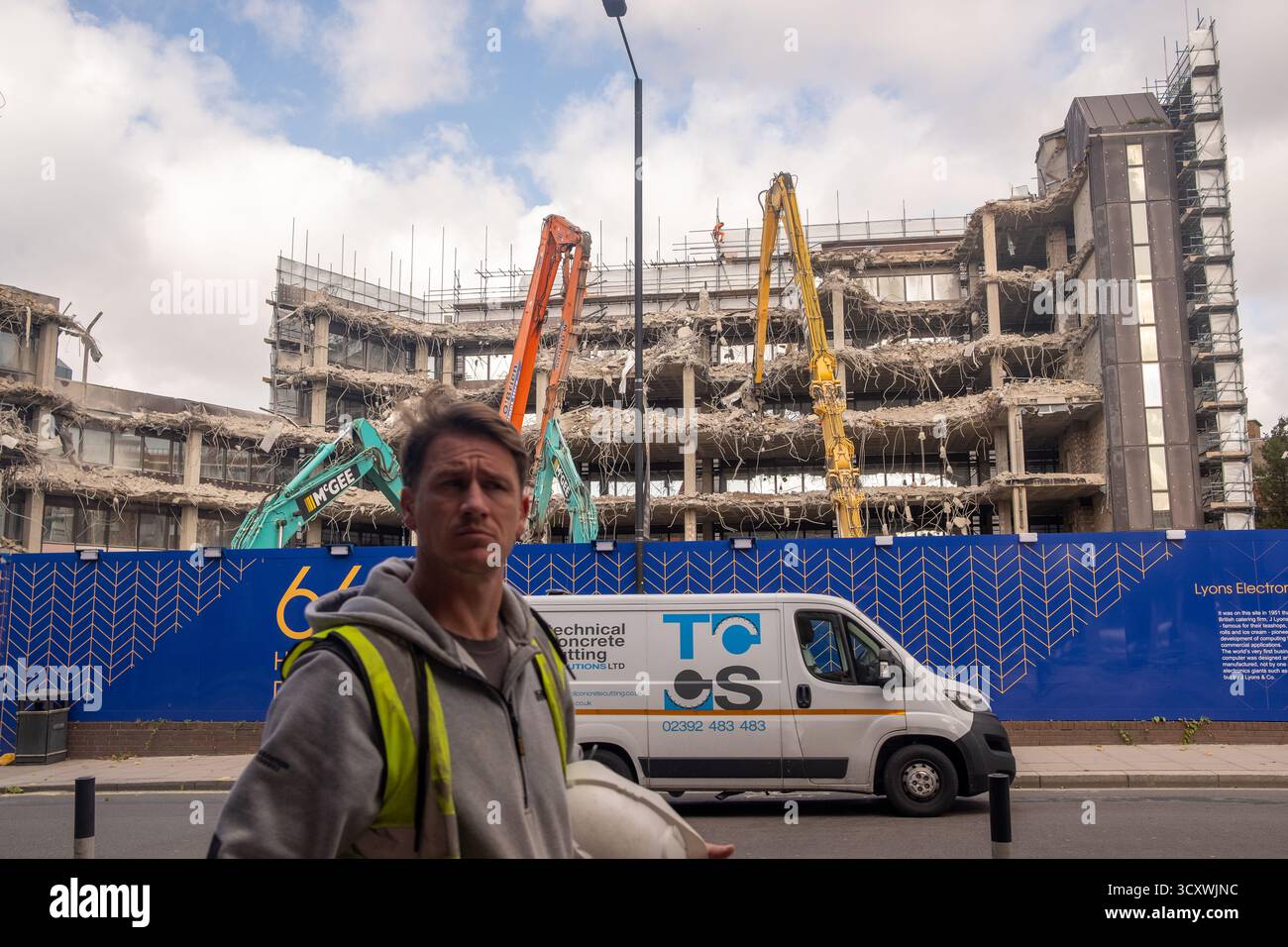 LONDRA - 15 SETTEMBRE 2025: 66 Hammersmith Road, un importante sito di costruzione e riqualificazione a Londra Foto Stock