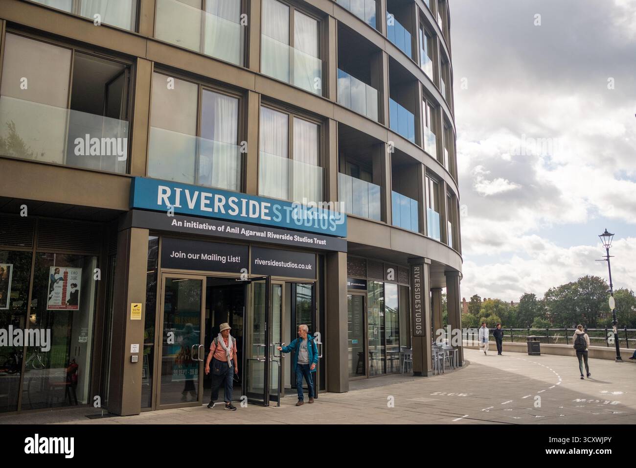 LONDRA - 15 SETTEMBRE 2025: Riverside Studios, un centro d'arte e uno studio televisivo in riva al fiume ad Hammersmith, Londra Foto Stock