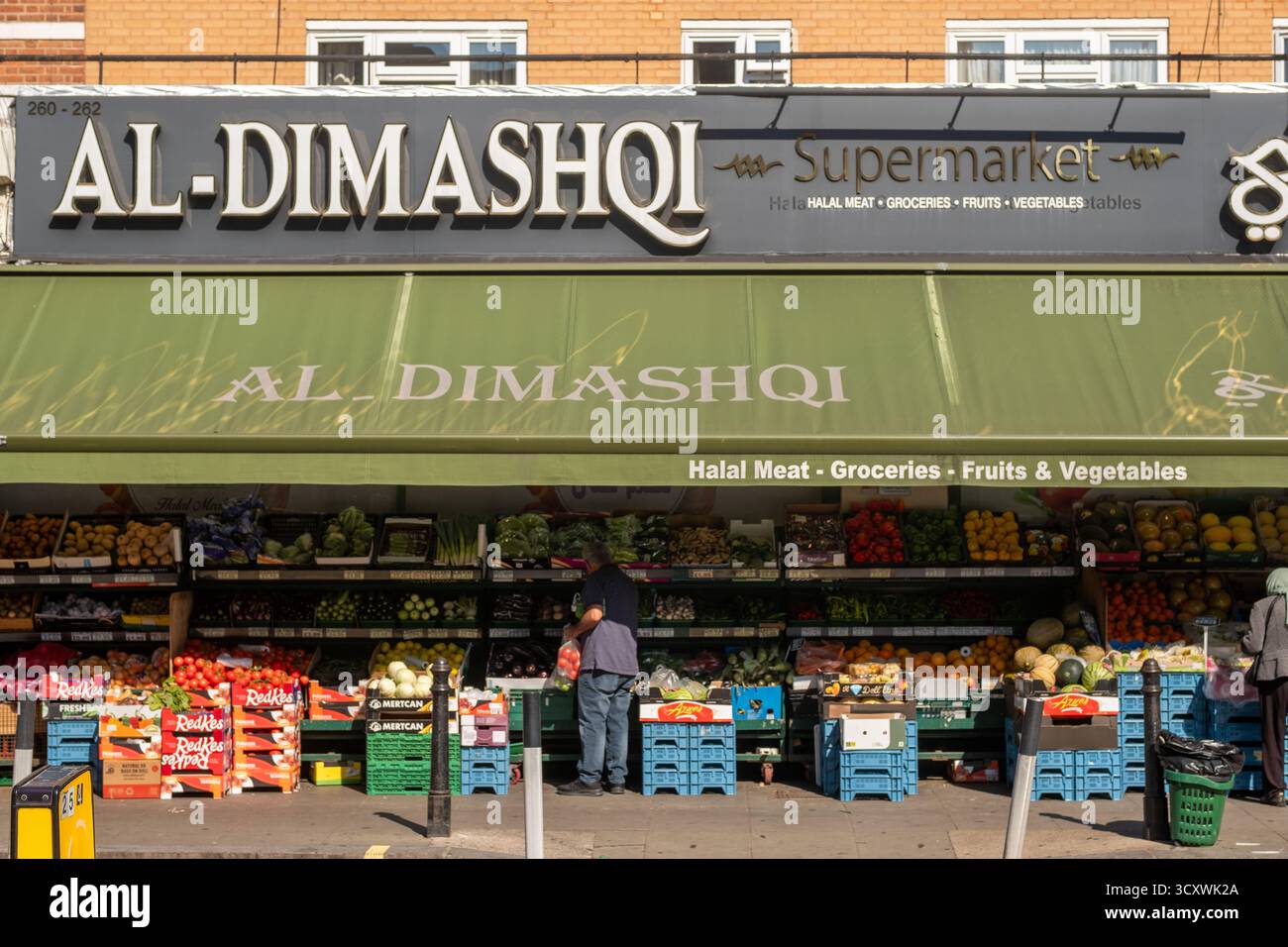 LONDRA - 30 SETTEMBRE 2025: Al Dimashqi, un droghiere mediorientale al 260‑262 Uxbridge Road, Shepherd's Bush, Londra Foto Stock