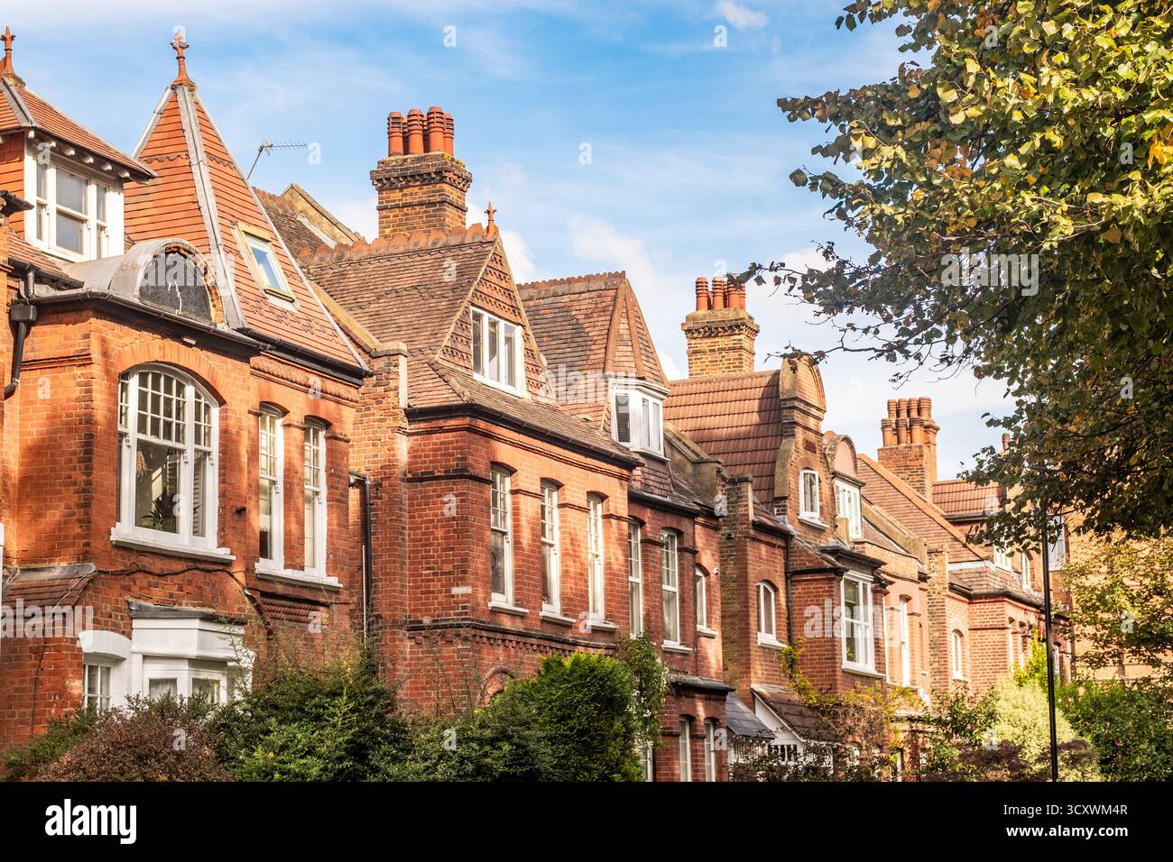 LONDRA - 24 SETTEMBRE 2025: Fila di vecchie case terrazzate in mattoni rossi a Chiswick, Londra Foto Stock