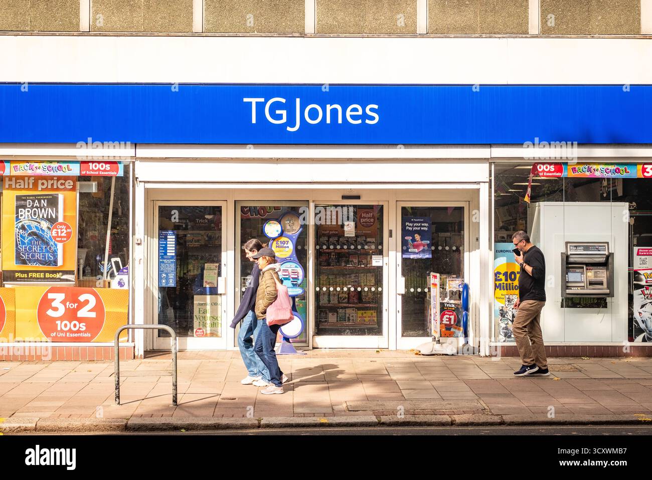 LONDRA - 24 SETTEMBRE 2025: TG Jones - nuovo nome per gli ex negozi al dettaglio di WHSmith. Foto Stock LONDRA - 24 SETTEMBRE 2025: TG Jones - nuovo nome per gli ex negozi al dettaglio di WHSmith. Foto Stock