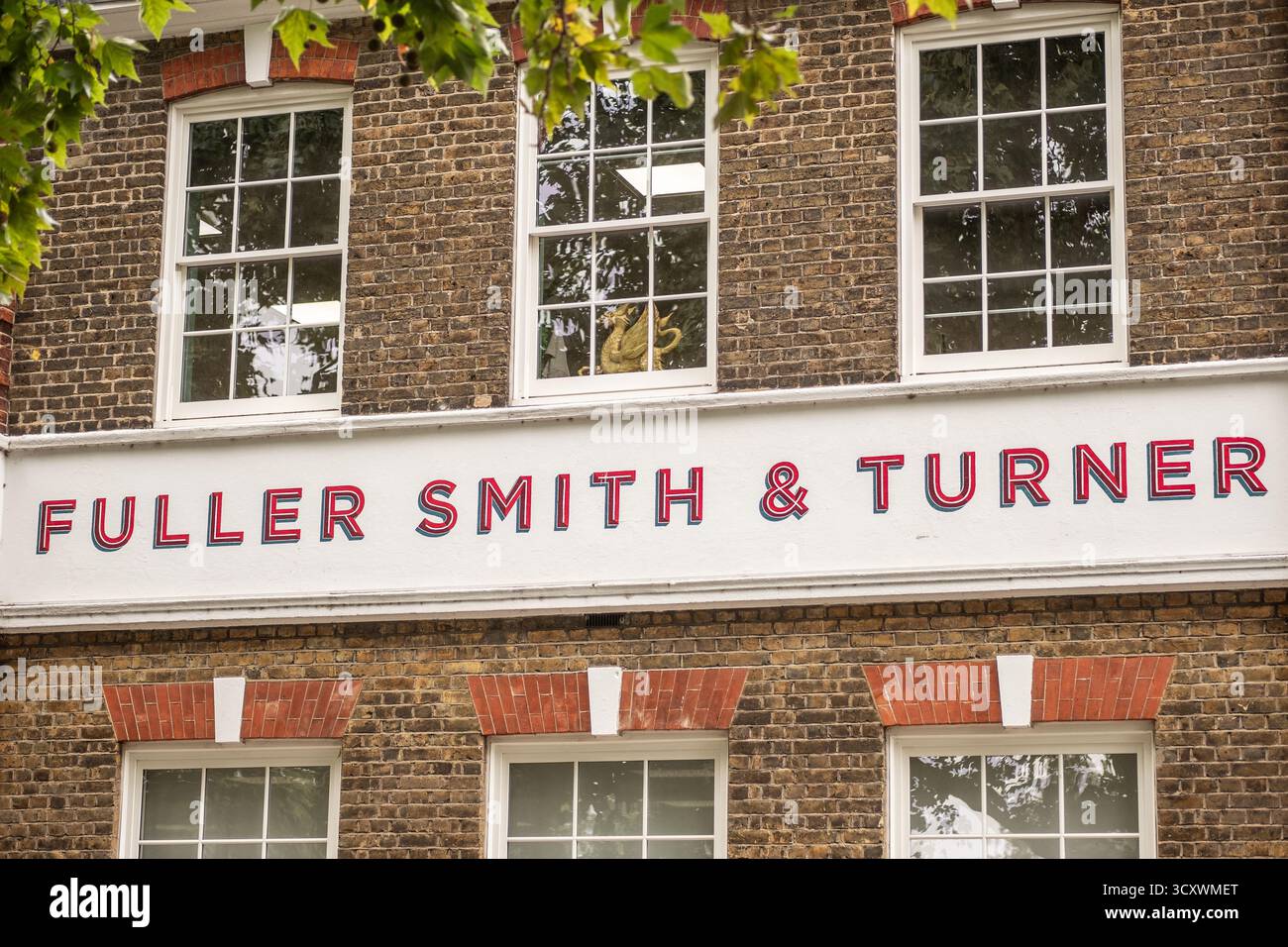 LONDRA - 26 SETTEMBRE 2025: La sede principale di Fuller, Smith & Turner PLC presso Pier House, 86-93 Strand-on-the-Green, Chiswick. Pub e aziende alberghiere Foto Stock