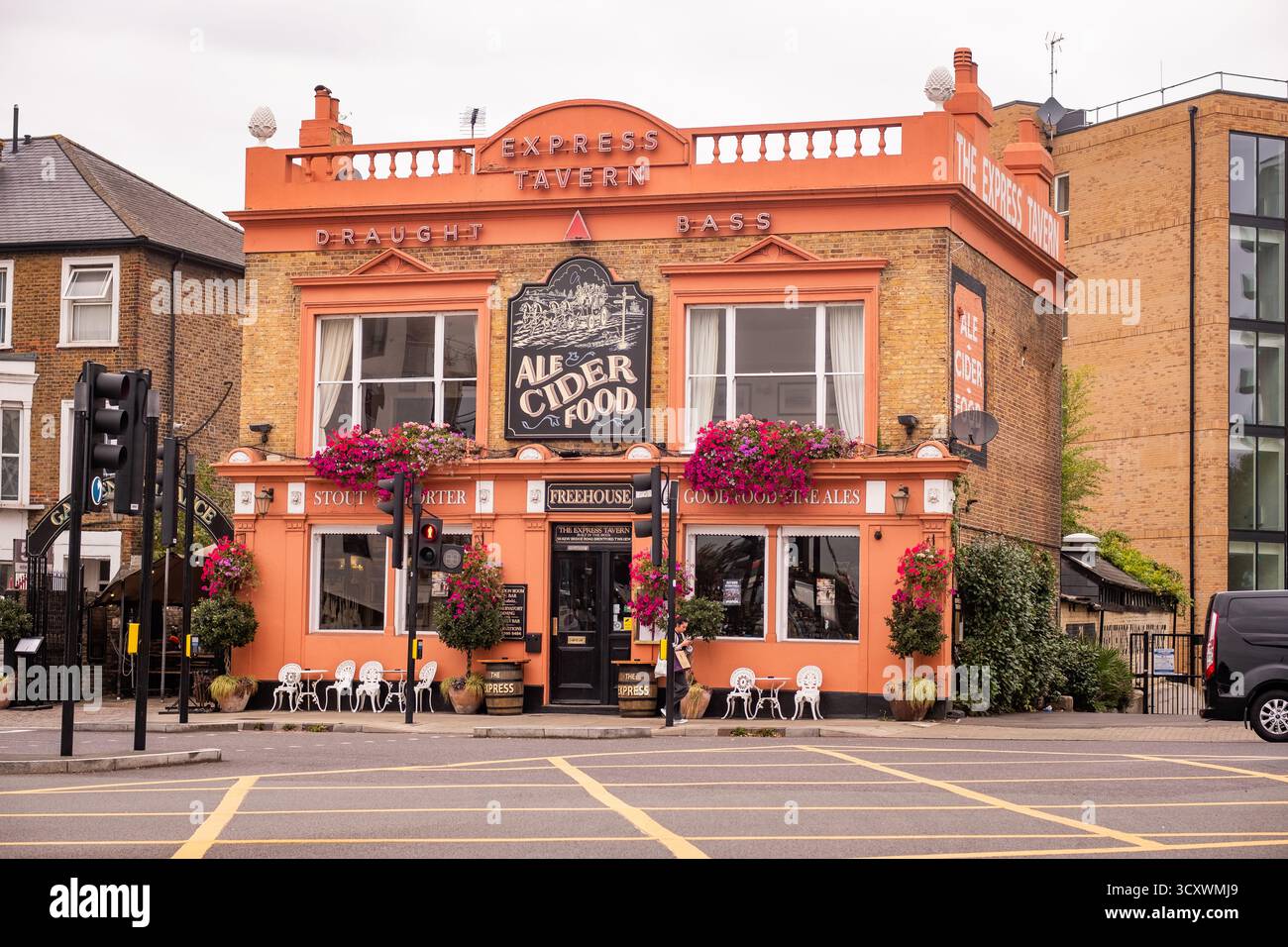 LONDRA - 26 SETTEMBRE 2025: The Express Tavern, un pub storico a Kew Bridge, Londra Foto Stock