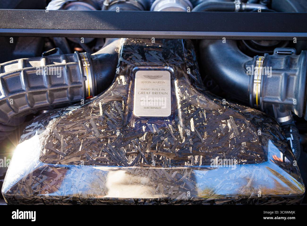 Vilnius, Lituania - 2025-09-20 - primo piano motore Aston Martin sotto il cofano con copertura in carbonio Foto Stock
