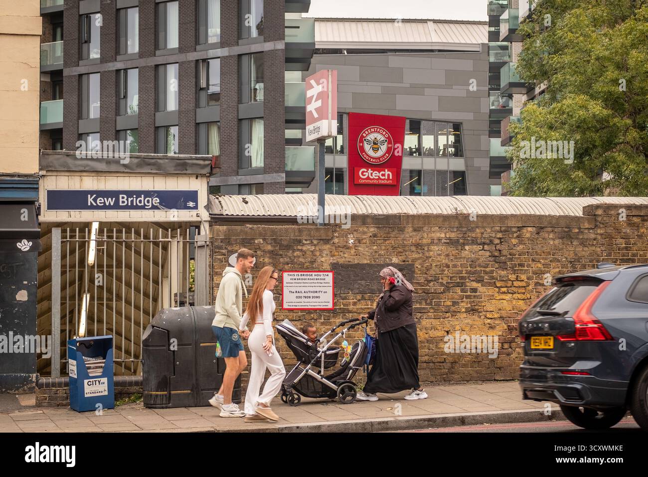 LONDRA - 26 SETTEMBRE 2025: Stazione di Kew Bridge situata a Brentford, Londra, nella zona 3. Sulla linea Hounslow Loop Foto Stock