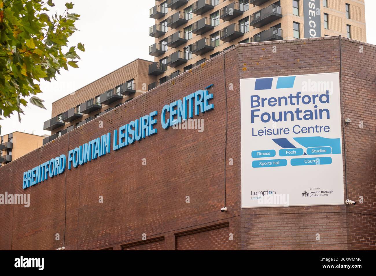 LONDRA - 26 SETTEMBRE 2025: Il Brentford Fountain Leisure Centre è una struttura per il tempo libero e il fitness situata in Chiswick High Road vicino alla stazione di Kew Bridge Foto Stock