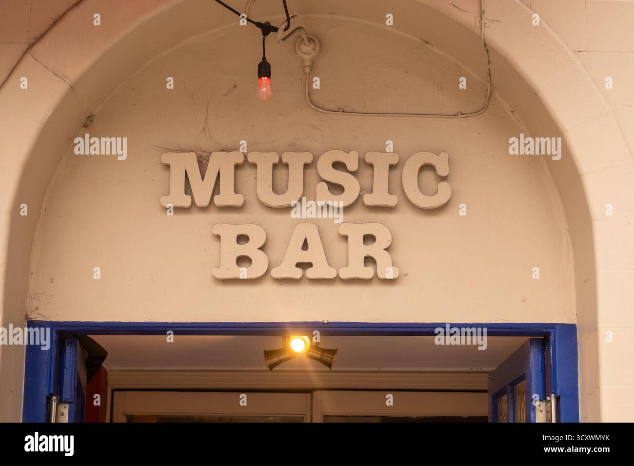 LONDRA - 26 SETTEMBRE 2025: Music Bar, un cartello da pub su Chiswick High Road Foto Stock