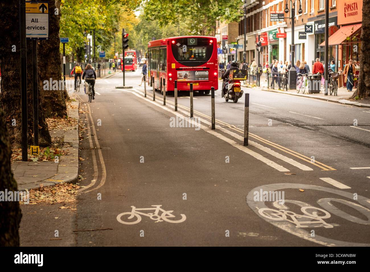 LONDRA - 26 SETTEMBRE 2025|: Pista ciclabile Chiswick High Road nota come Cycleway 9 (C9), che fornisce un percorso a due vie in gran parte segregato Foto Stock