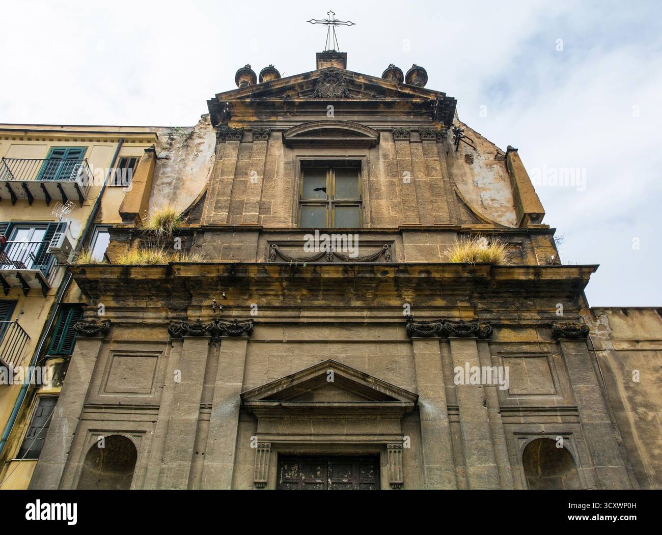Chiesa della Madonna del lume ai Cassari del XVIII secolo a Palermo, Sicilia, Italia. Tardo neoclassicismo siciliano, con decorazioni sobrie Foto Stock