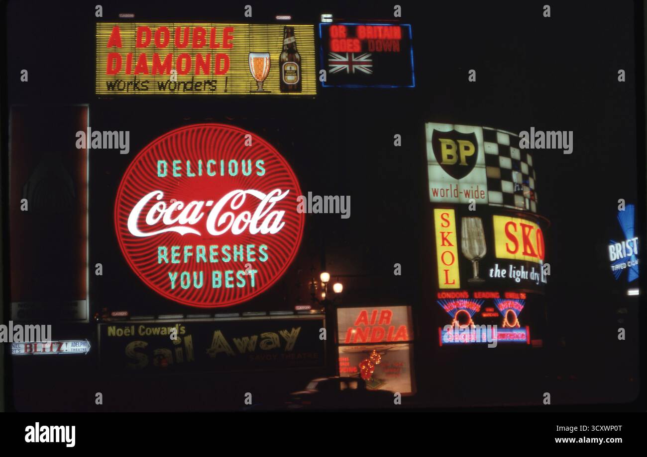 Pubblicità al neon al Piccadilly Circus di Londra nel gennaio 1963 foto dell'Henshaw Archive Foto Stock